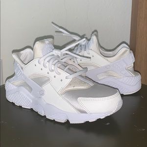 WHITE NIKE HURACHES 7.5 (NEED GONE ASAP!)